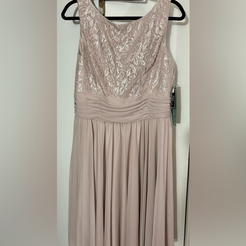 Elegant Lace Sleeveless Dress in Cream​